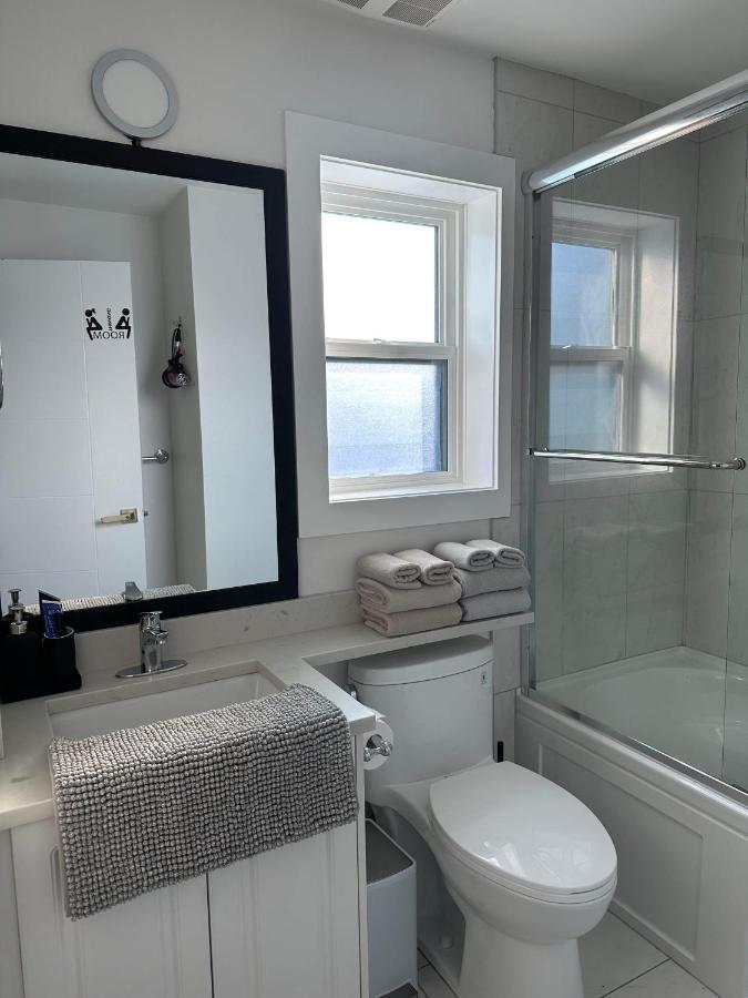 2Br 1.5Ba Full Kitchen Private Guest House - Free Parking - Central Location Vancouver Kültér fotó