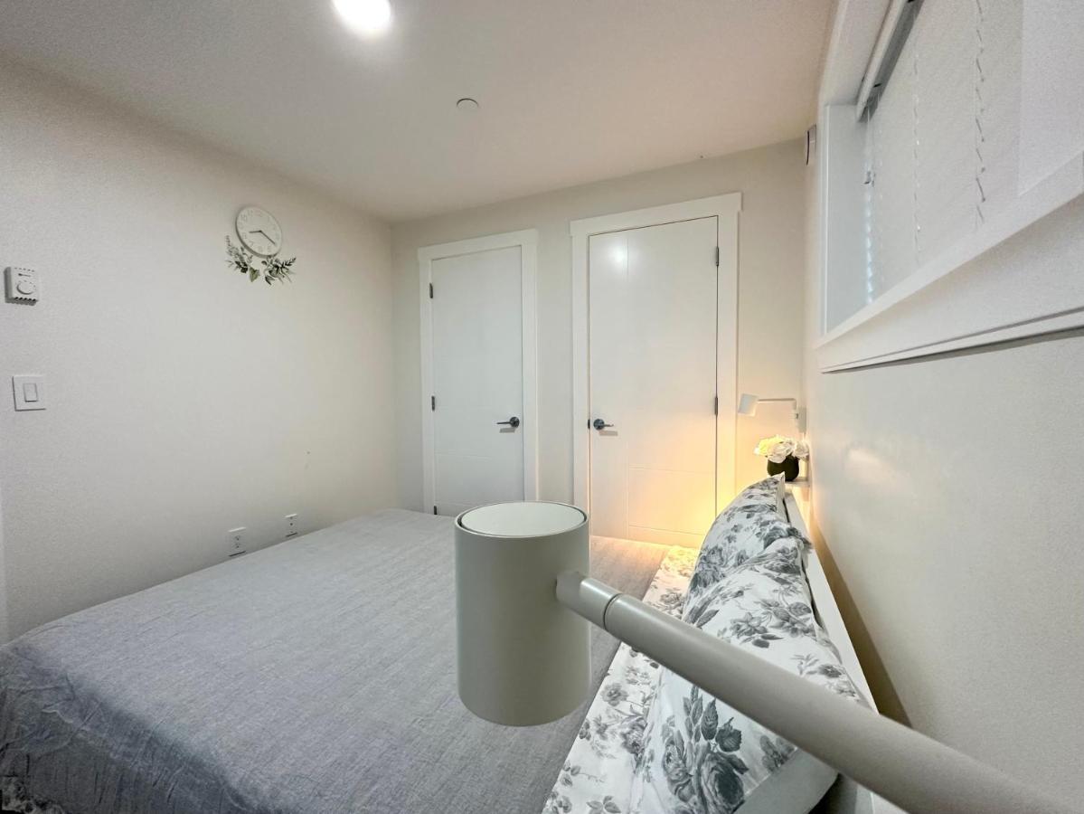 2Br 1.5Ba Full Kitchen Private Guest House - Free Parking - Central Location Vancouver Kültér fotó
