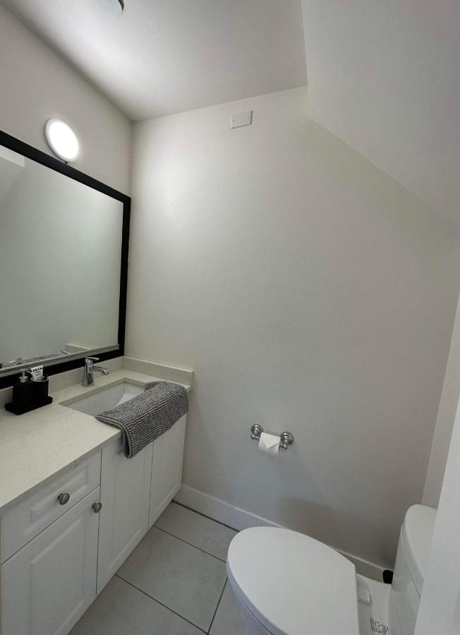 2Br 1.5Ba Full Kitchen Private Guest House - Free Parking - Central Location Vancouver Kültér fotó