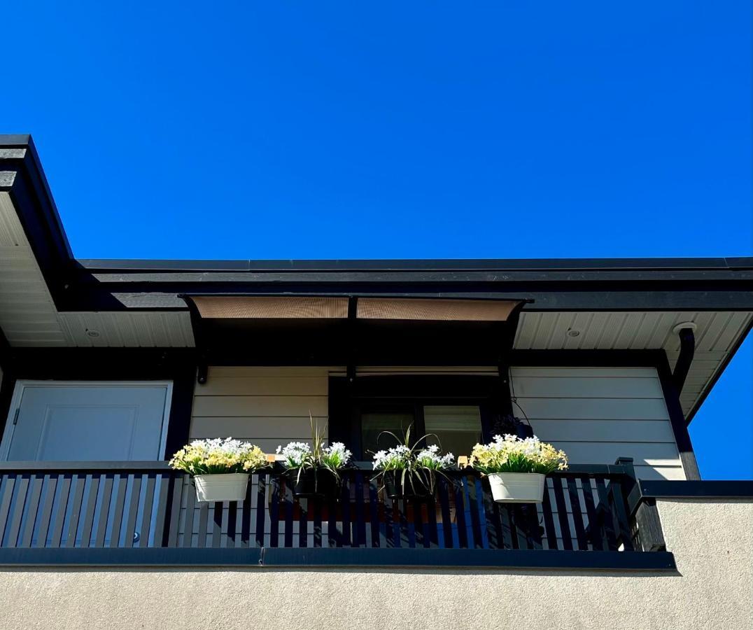 2Br 1.5Ba Full Kitchen Private Guest House - Free Parking - Central Location Vancouver Kültér fotó