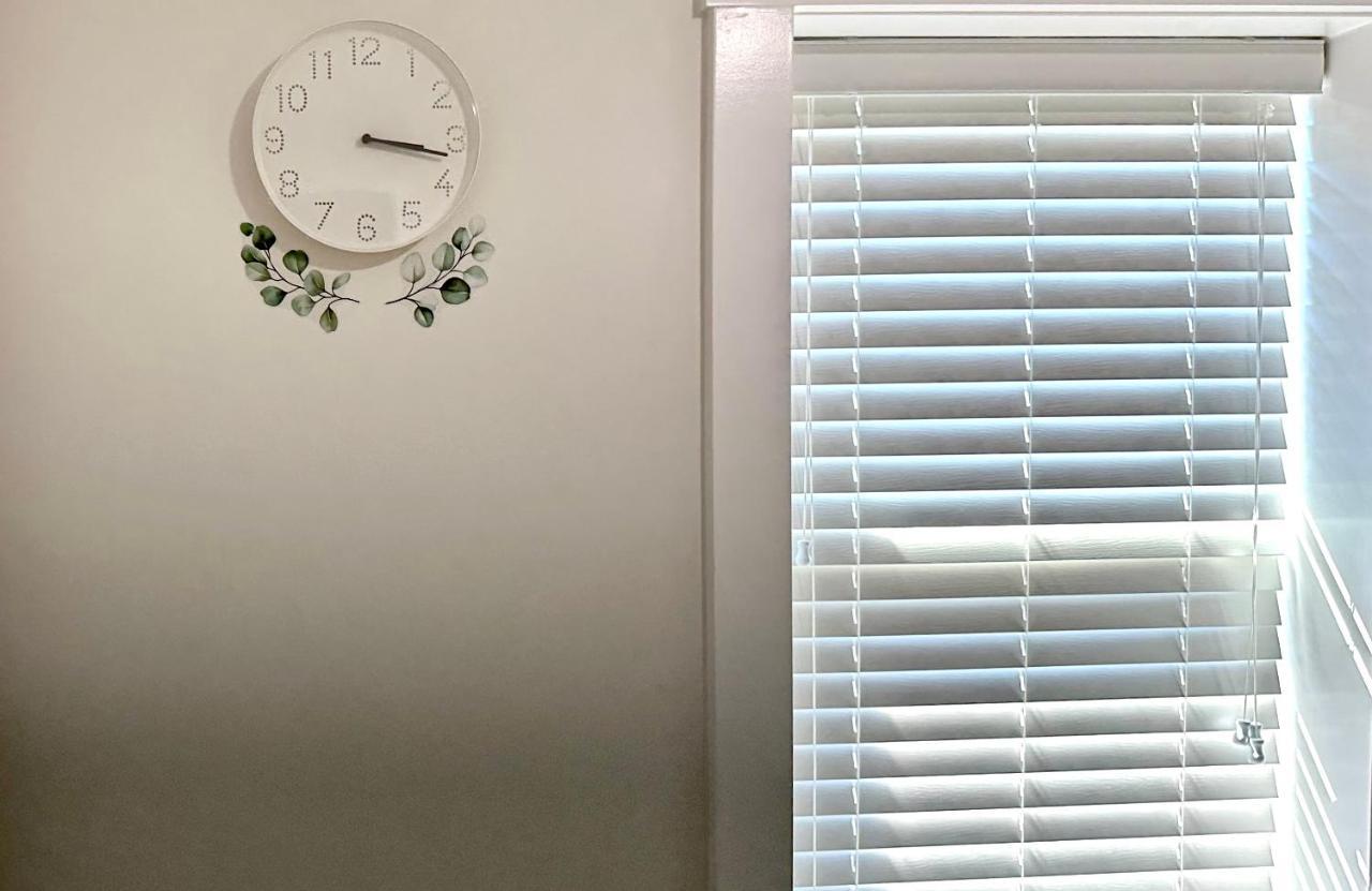 2Br 1.5Ba Full Kitchen Private Guest House - Free Parking - Central Location Vancouver Kültér fotó